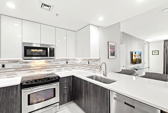Building Photo - 511 SE 5 Ave Unit 1208