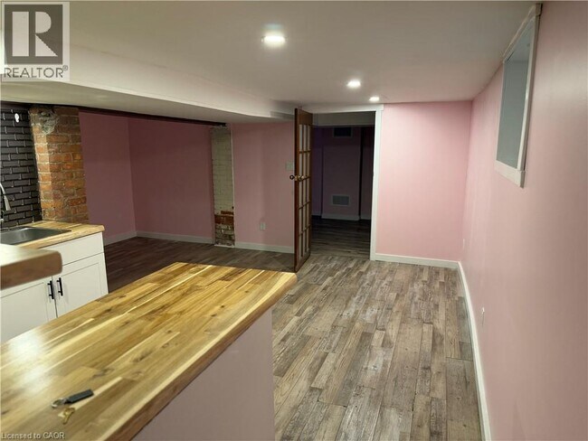 Photo - 207 Charlton Ave W