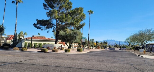Building Photo - 14236 N Oakwood Ln Unit ucoakd