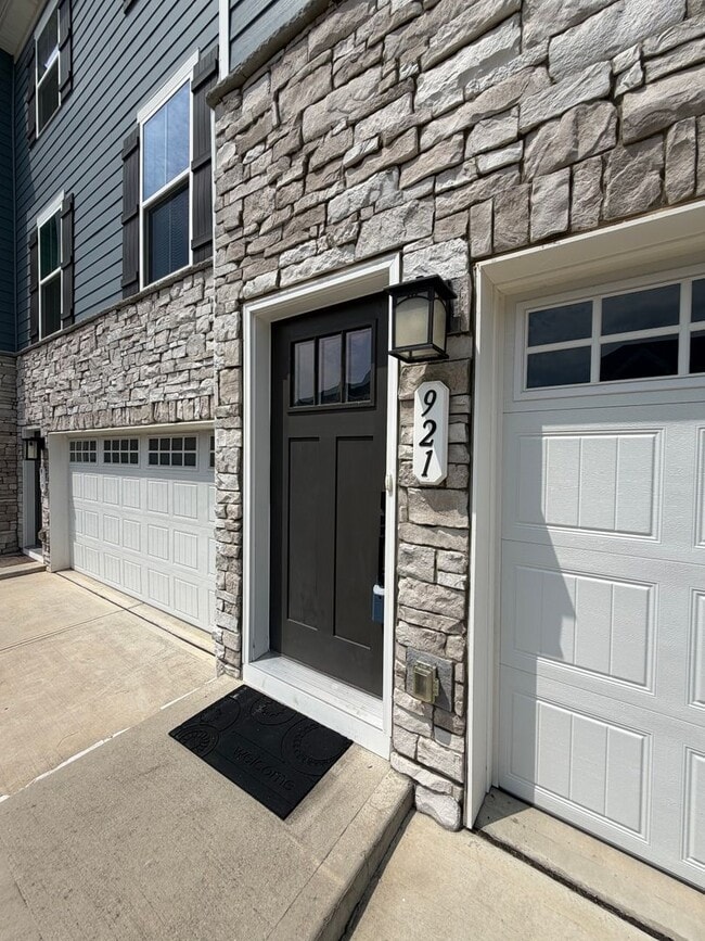 Photo - 921 Portrush Ln