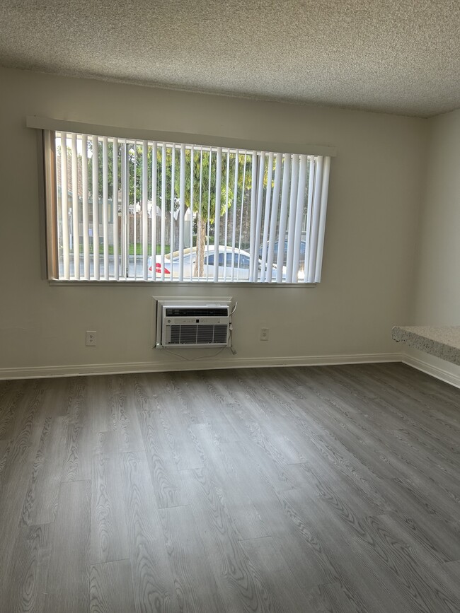 Photo - 6243 Comstock Ave Unidad R