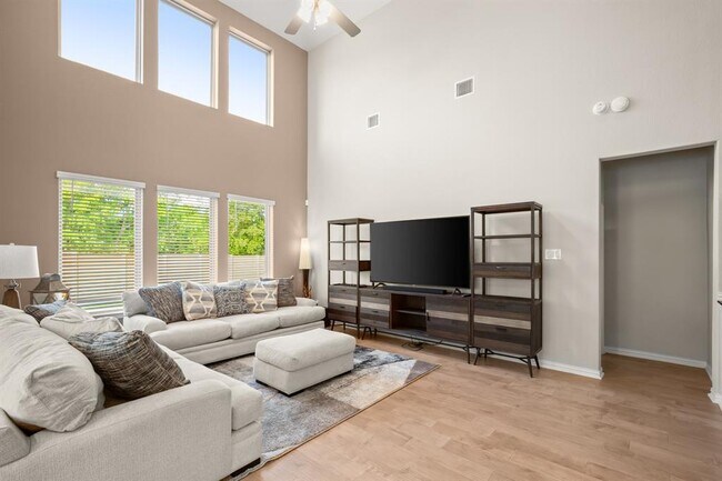 Photo - 321 Jefferson Dr