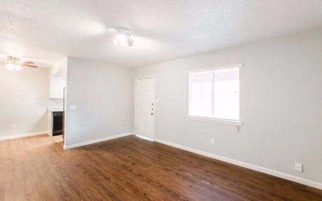 Photo - 1105 N Meadows Dr