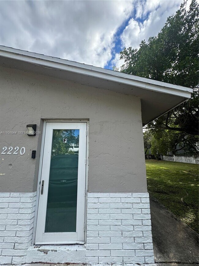 Building Photo - 2220 SW 46th Ct Unit 2