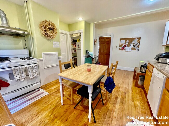 Building Photo - 46 Aspinwall Ave Unit 4