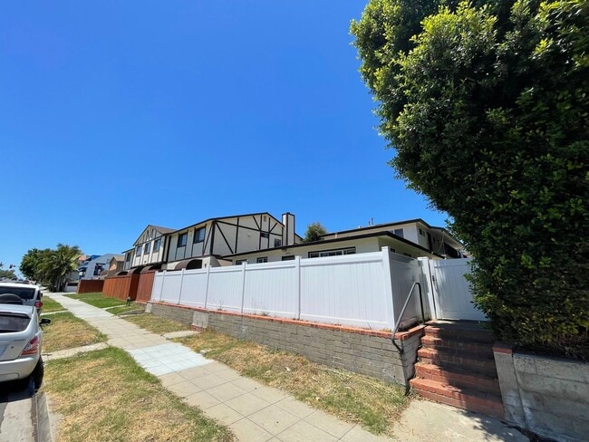 Building Photo - Garnet Ave Unit 2254 Garnet Ave Rental