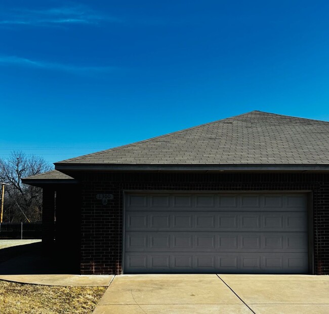 Building Photo - 3BR 2BA duplex with 2 car garage in Yukon!!