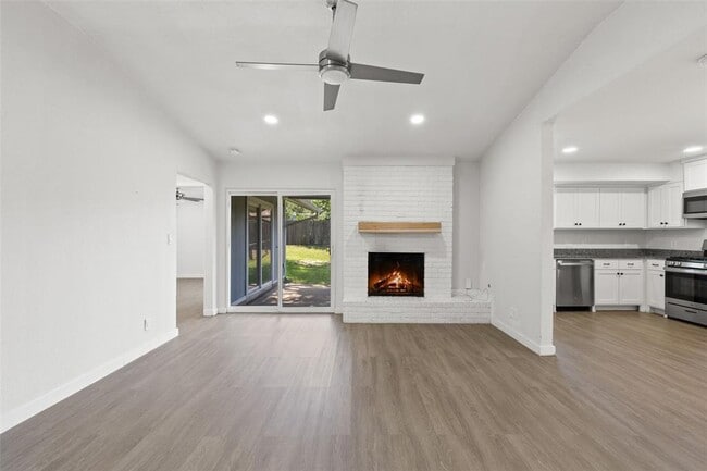 Photo - 902 Hillside Oaks Dr
