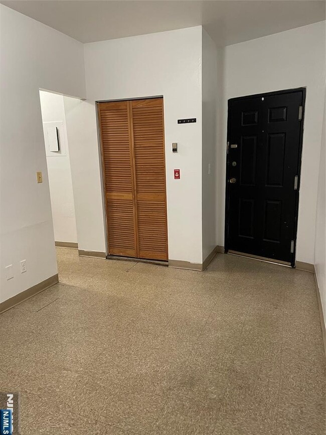 Building Photo - 101 Center St Unit 8