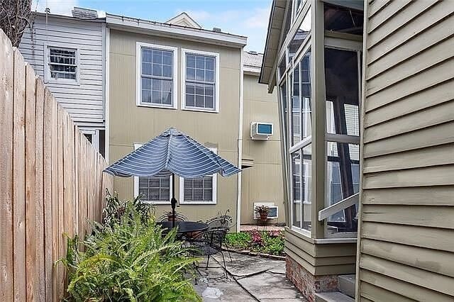 Building Photo - 1204 Marengo St Unit B