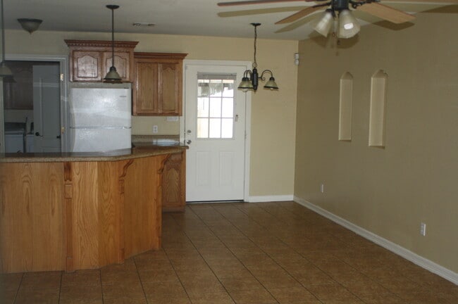 dining area - 1204 West Kiwi Unit apt B
