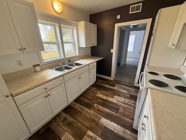 Photo - Large Duplex Available 6BD 2 BTH