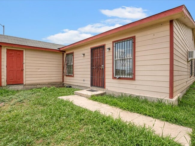 Building Photo - 5846 Elm Valley Dr Unit 3