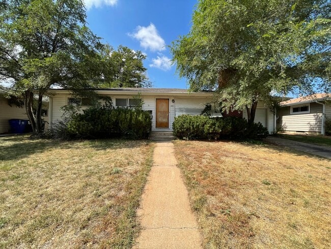 Building Photo - 3-Bedroom Standalone Home with Fenced Yard...