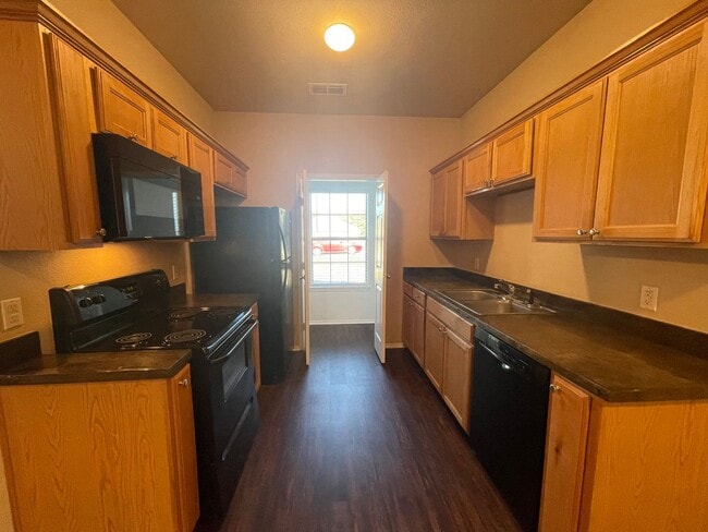 Building Photo - 105-107 Sunburst Court Unit 105