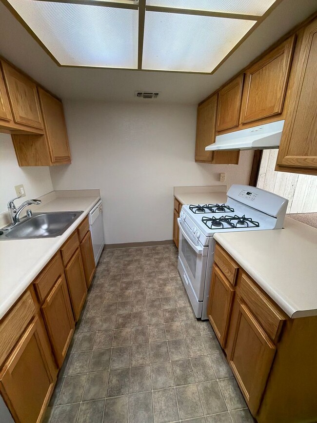 Building Photo - 2 Bed 2 Bath Duplex!