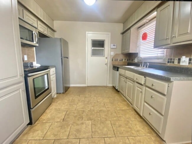 Photo - Great 3 bed 2bath 1 car garage now available