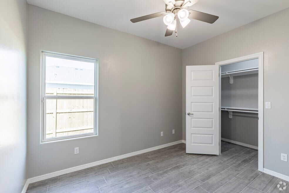 2BR, 2BA - 900SF