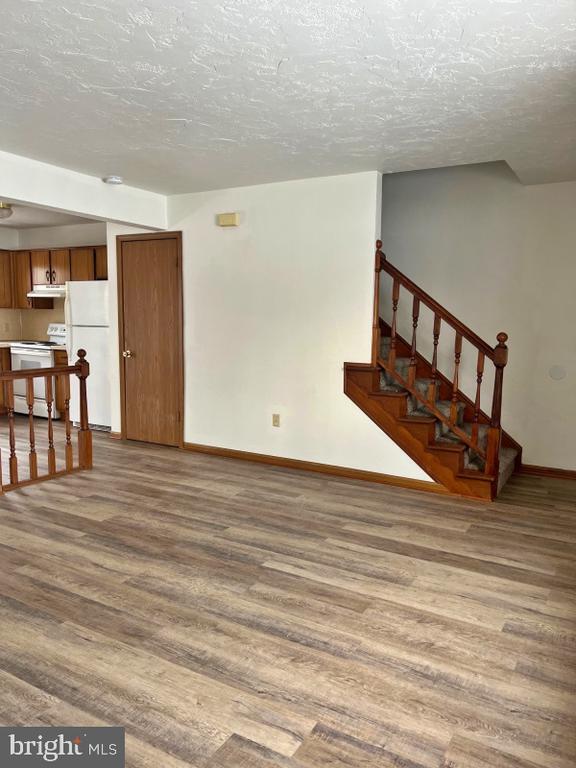 Photo - 235 Catalpa Ln