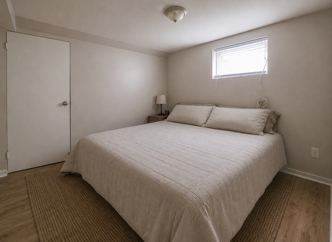 Photo - Updated 2-Bedroom Basement Suite | In-Suite Laundry | Parking Included Unité 2