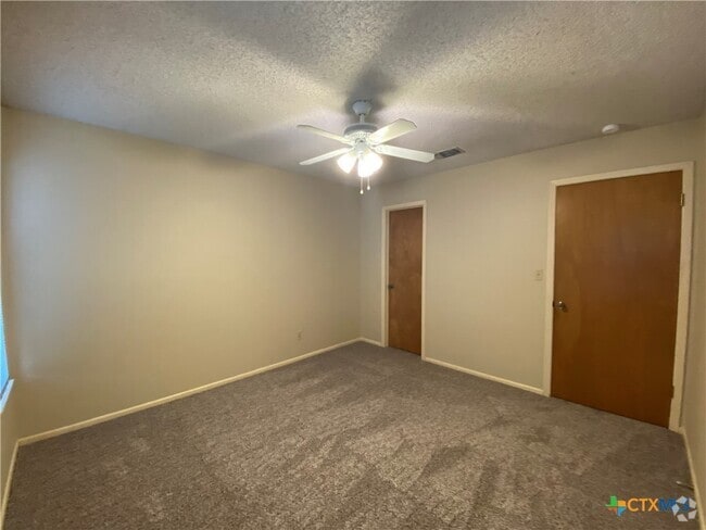 Building Photo - 40 Royal Crest Rental