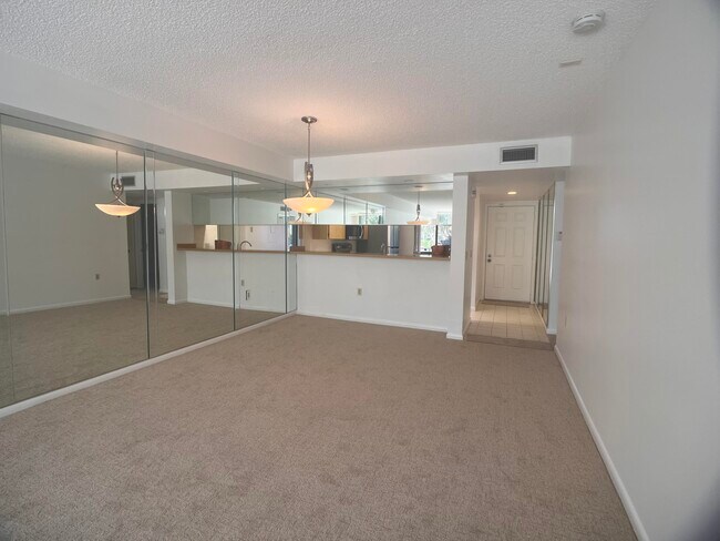 Photo - 2581 Village Blvd Unidad 205