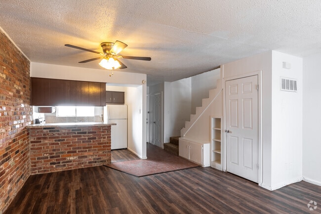 2 habitaciones, 1,5 baños - 1040 pies cuadrados - Sala de estar - Courtyards At Monterey