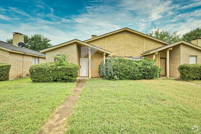 Building Photo - 2 Bedroom/ 1.5 Bathroom PRE-LEASING FOR A ... Rental