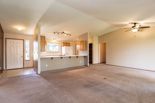 Photo - Charming 3-Bedroom Home in Redmond: Spacious Yard & Prime Location!