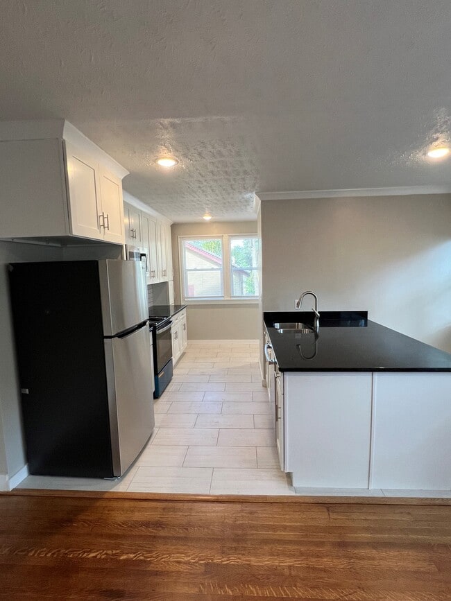 Photo - 216 E 49th St