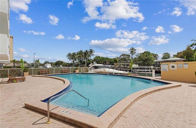 Building Photo - 2020 NE 135th St Unit 404