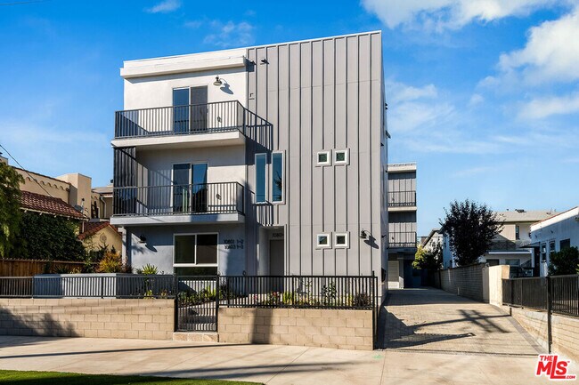 Photo - 10803 Kling St