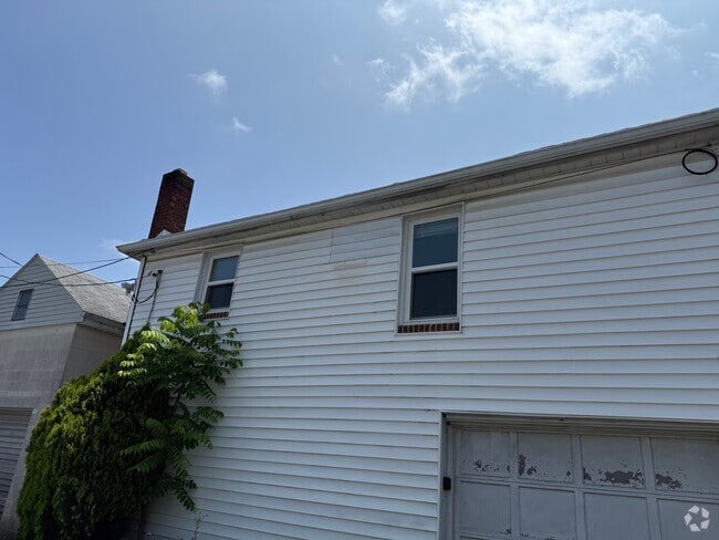 Building Photo - 111 E Factory St Rental