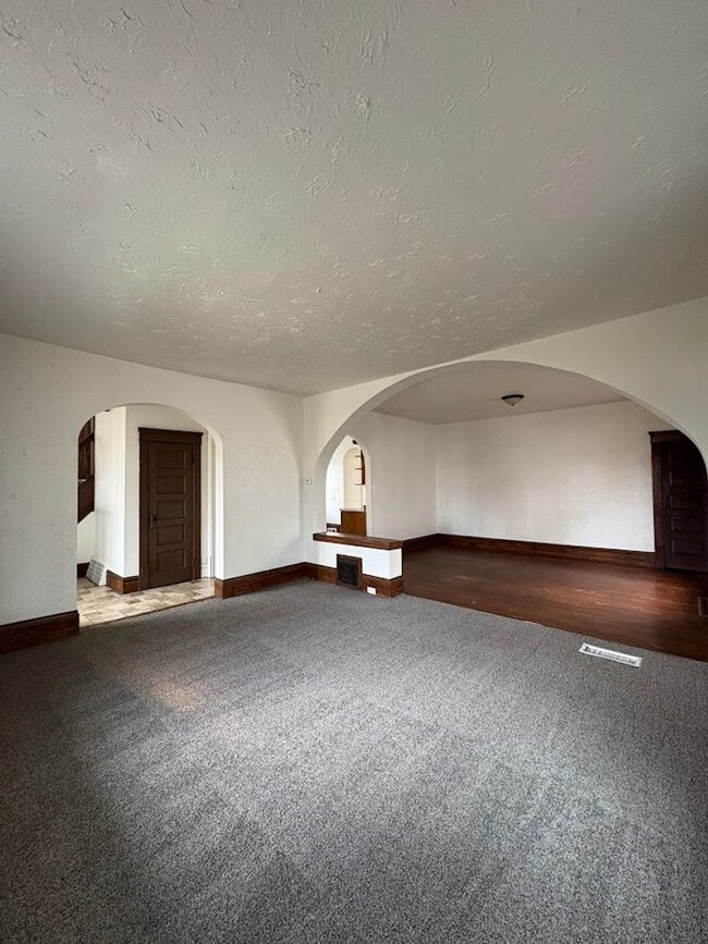 Photo - Large 4 bedrooms 2 full bathroom home for rent