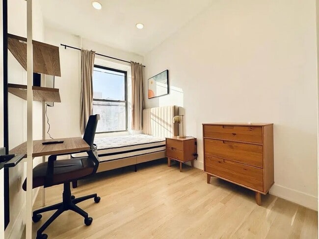 Photo - Furnished room/NOT APARTMENT Unit 4