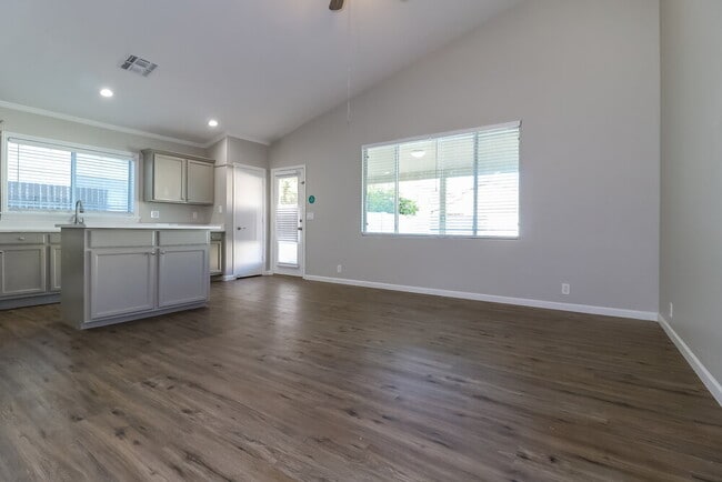 Photo - 8936 W Fullam St