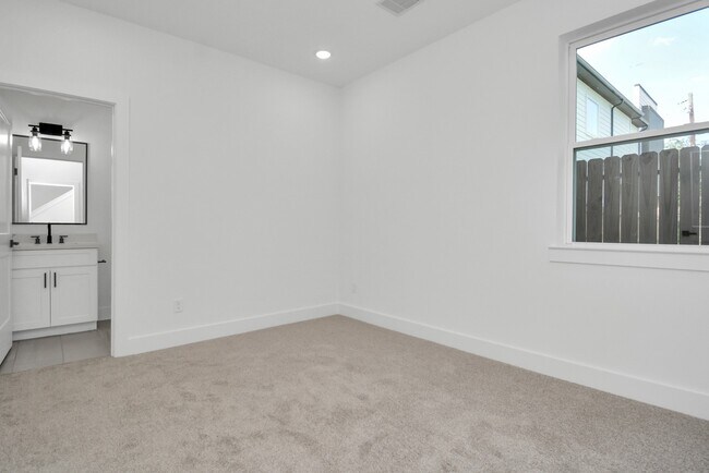 Photo - 3024 Live Oak St