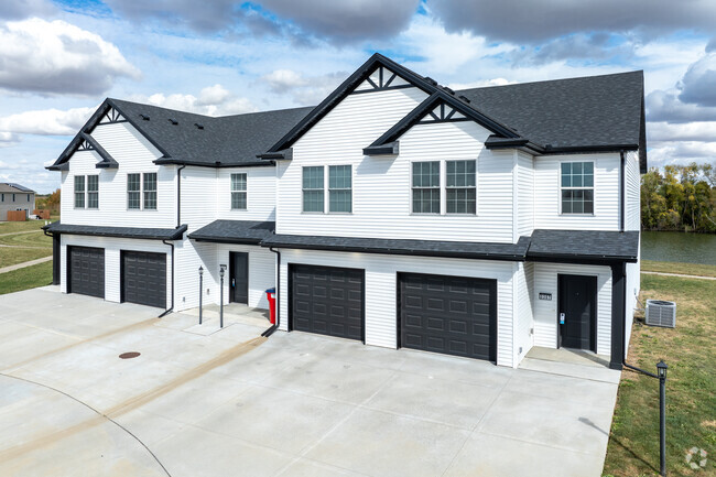 Stoneway Townhome Garage Included - Stoneway Townhome Garage Included