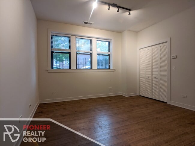 Building Photo - 2207 W Eastwood Ave Unit 4628-GDN