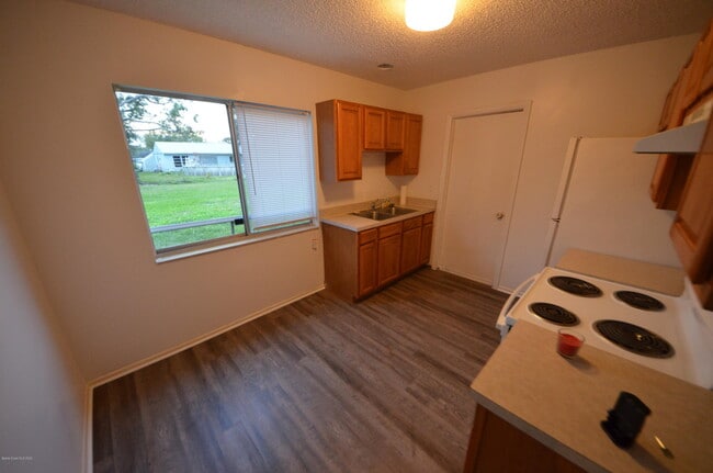 Photo - 1607 Fairfield Cir NE