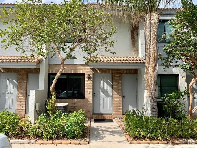 Building Photo - 9845 Riverside Dr Rental