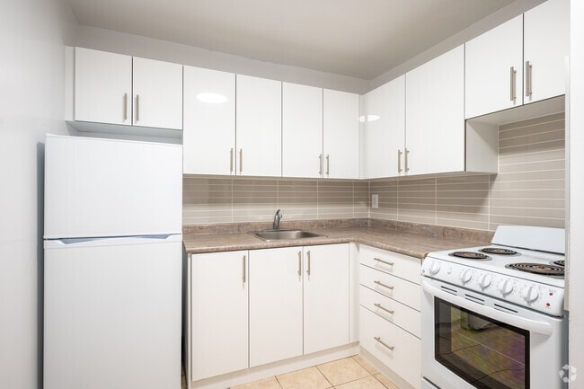 2BR, 1BA - 849SF - Kitchen