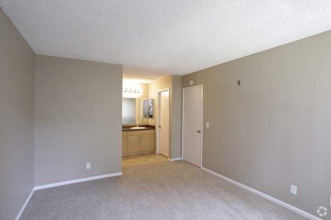 2 BR, 1 BA - 840 SF
