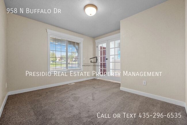 Photo - 958 N Buffalo Dr