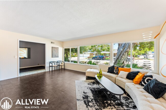 Building Photo - Exquisite 4 Bed 2.5 Bath Home in Orange!