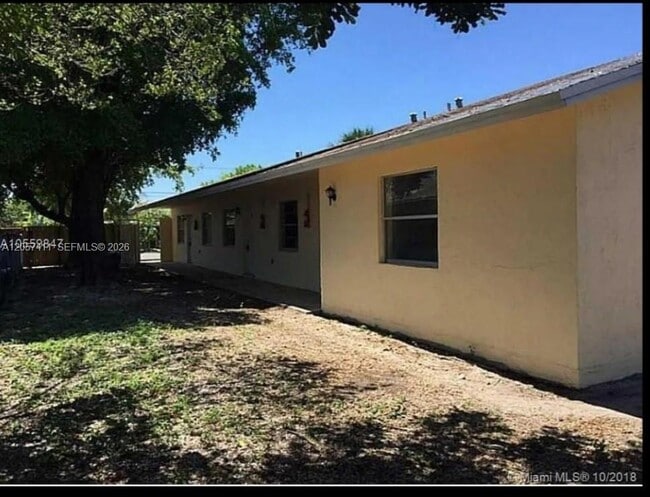 Building Photo - 853 SW 9th Ct Unit 2