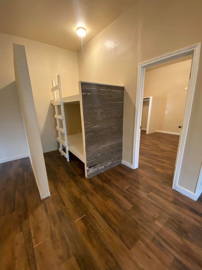 Photo - 514 Ruddy St