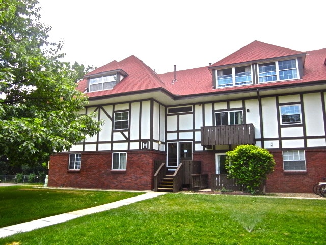 Building Photo - 2 Bed 1 Bath Top Floor Corner Unit Condo