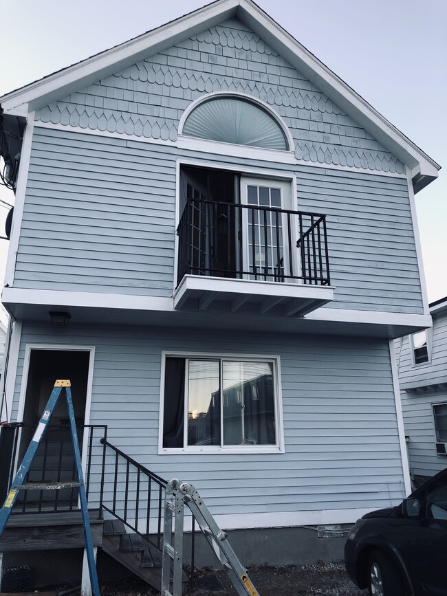Building Photo - 20 Merwin Ave Unit 22 Merwin Ave 2nd floor