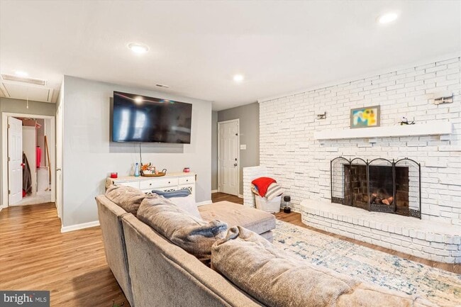 Photo - 5706 Johnson St